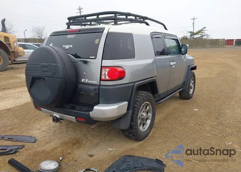 2011 Toyota Fj Cruiser z USA, uszkodzony, nr VIN JTEBU4BF1BK103615